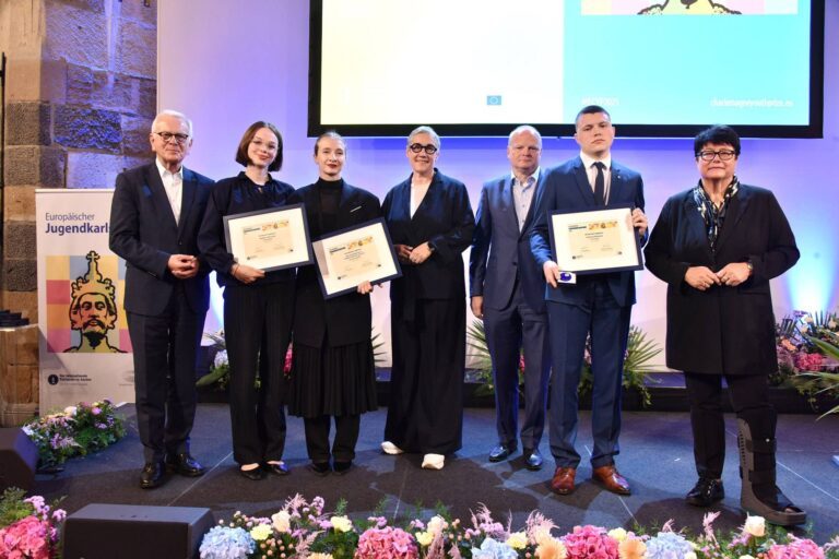 Die Gewinner*innen des Jugendkarlspreises zusammen mit (v.l.) Prof. Dr. Hans-Gert Pöttering, Präsident des Europäischen Parlaments a.D., Oberbürgermeisterin Sibylle Keupen, Prof. Dr. Thomas Prefi, Vorstandssprecher der Karlspreisstiftung, und Sabine Verheyen, Vizepräsidentin des Europäischen Parlaments. Copyright © Stadt Aachen/Andreas Herrmann