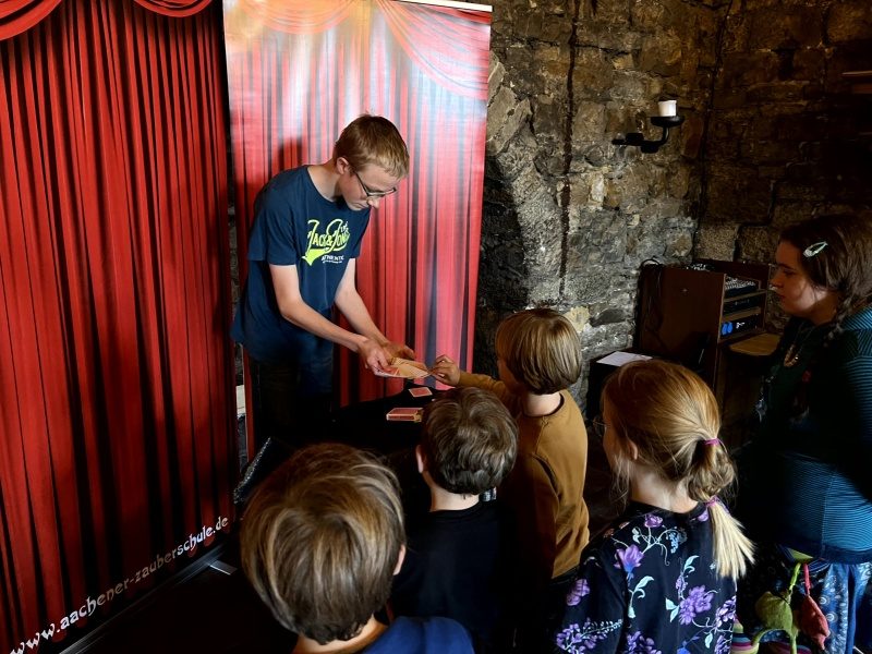 Zauberschule: Jugendlicher zeigt einen Zaubertrick