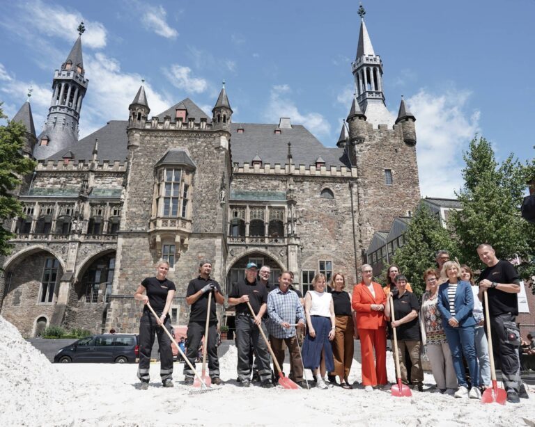 Oberbürgermeisterin Sibylle Keupen und alle wichtigen handelnden Akteur*innen stellten das Programm für den zehnten Archimedischen Sandkasten vor. (© Stadt Aachen / Jane Kaimer)