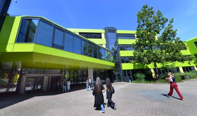 Die neue Fassade von des Schulzentrums in Laurensberg mit Schülern