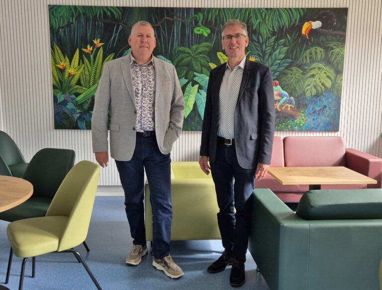 Zufrieden mit der geplanten Umstrukturierung: Fachbereichsleiter André Kaldenbach (l.) mit Bildungsdezernent Heinrich Brötz. Copyright © Stadt Aachen/ Björn Gürtler