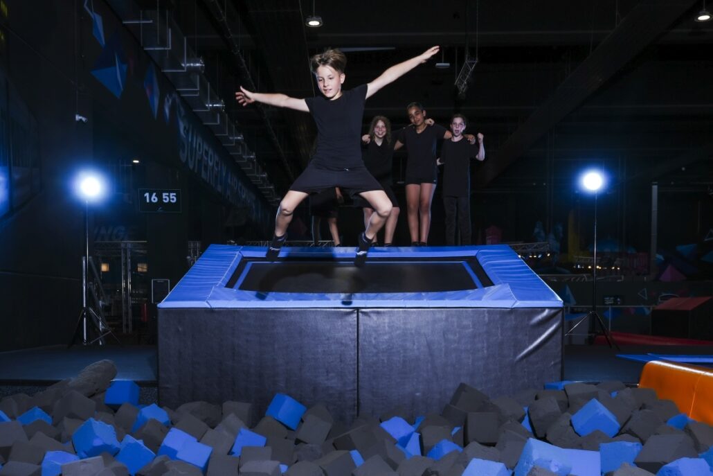 Junge auf Trampolin im Superfly