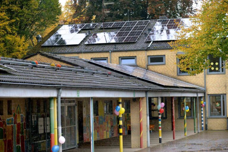 Foto von der Grundschule Birkstraße in Eilendorf mit der Photovoltaikanlage