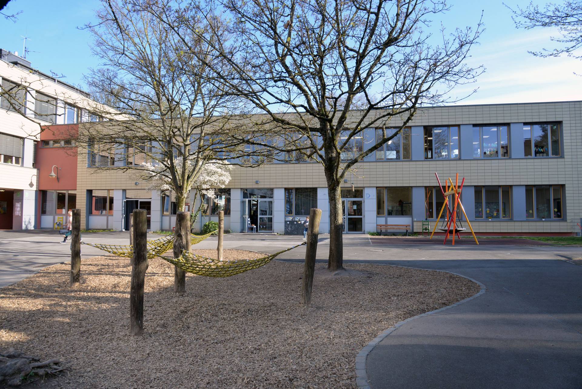 Grundschule Malmedyer Straße in Aachen. Der neue Schulhof mit altersgerechten Spielmöglichkeiten. Foto: Stadt Aachen/Andreas Schmitter