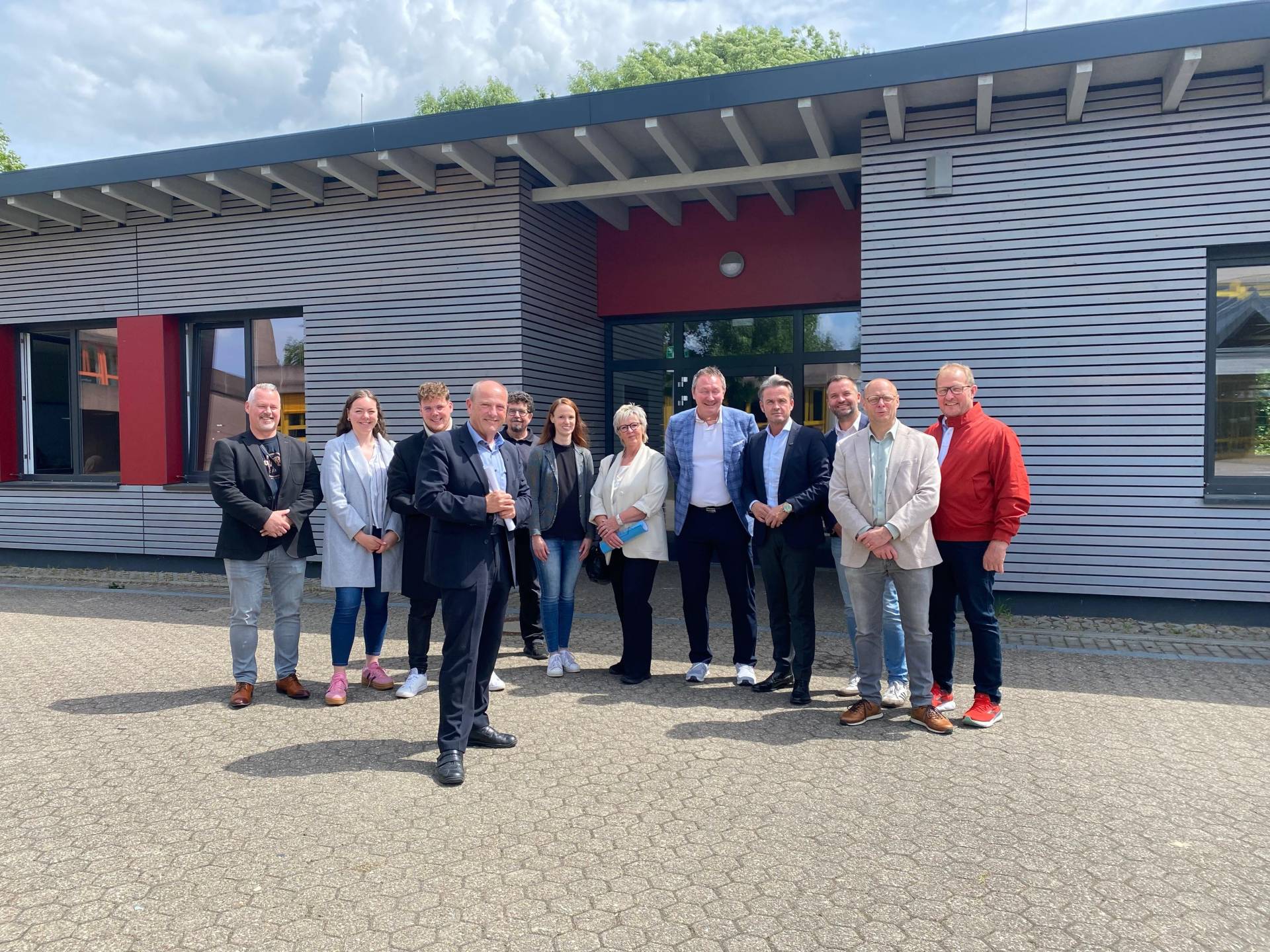 Bürgermeister Alfred Sonders, Ralf Bauckhage, Leiter der Gustav-Heinemann-Gesamtschule, und SEA-Chefin Kathrin Koppe präsentieren Vertretern aus Politik und Verwaltung das Ergebnis der Millioneninvestitionen der vergangenen fünf Jahre und blickten in die Zukunft. Foto: Stadt Alsdorf